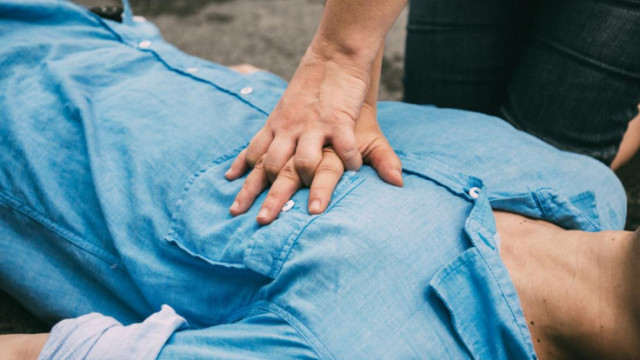 How To Perform CPR in an Emergency Situation To Save a Life